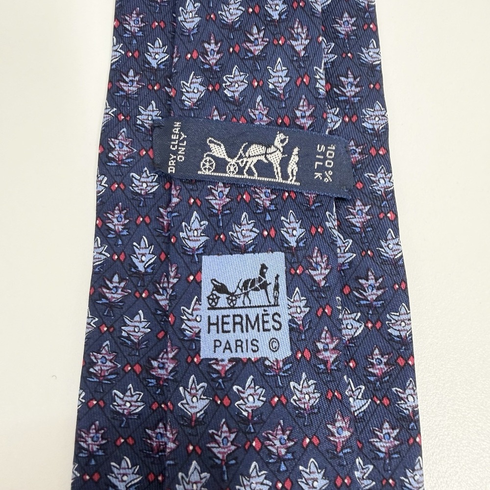 Hermes Men's Tie Leaves Navy Blue & Red Satin Silk 7072 TA 3.25" (W) x 57.5" (L)